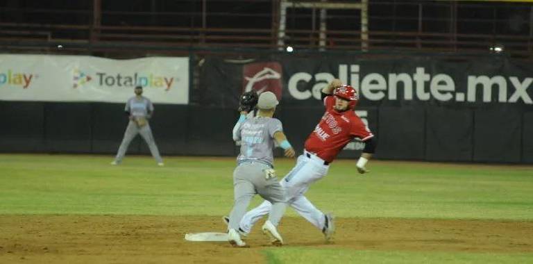 Algodoneros viene de atrás, gana y confirma el liderato