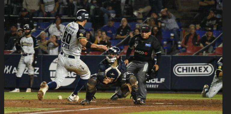 Félix pone out en home a Martín.