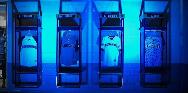 La marca New Play apostó por mantener los colores clásicos azul y blanco.