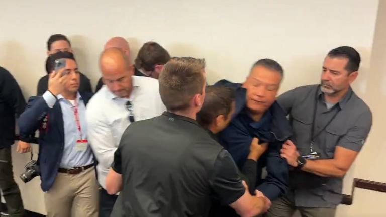El Senador por California Alex Padilla fue sometido por agentes federales en una conferencia en Los Ángeles.