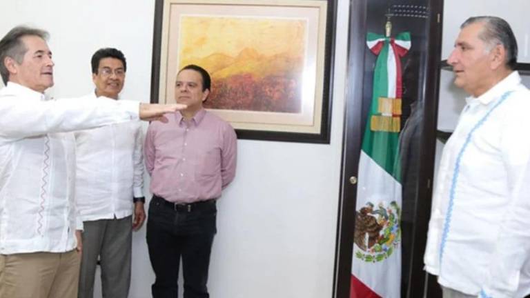 Adán Augusto López Hernández cuando era Gobernador de Tabasco, tomando protesta al Secretario de Seguridad, Hernán Bermúdez Requena.