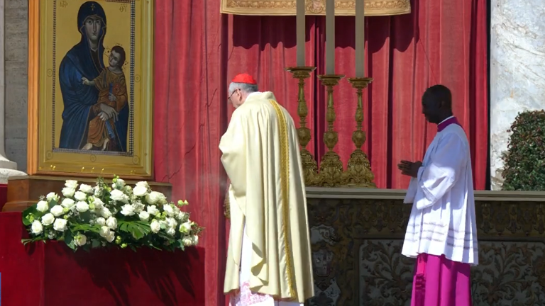El Cardenal Pietro Parolin celebró la Misa de la Divina Misericordia en la Plaza de San Pedro.