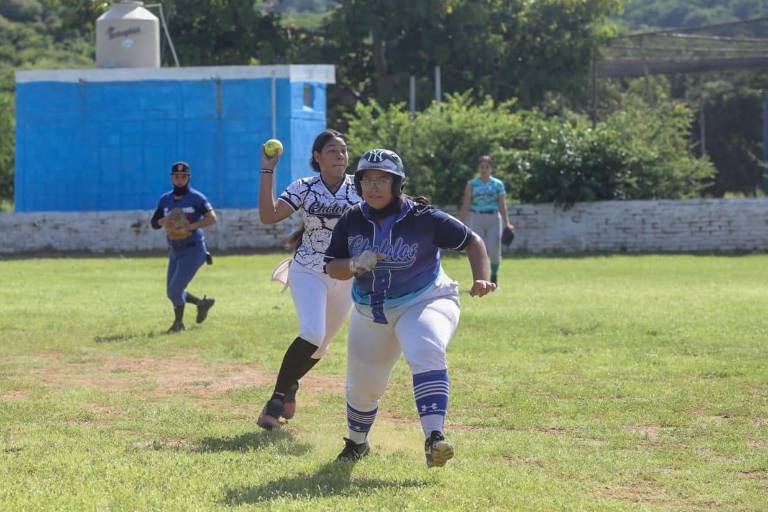 Reales apalea a Potras en Softbol, en Club Chololos