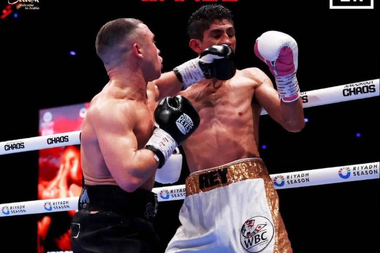 Rey Vargas cae dos veces, pero retiene su cetro Pluma
