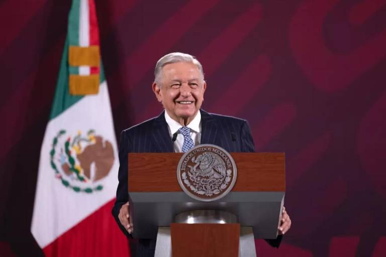 López Obrador anuncia incremento salarial de 8.2% para maestros