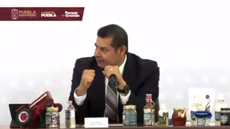 El Gobernador de Puebla, Alejandro Armenta Mier, fue criticado por tronarle los dedos a la Secretaria de Turismo durante una conferencia.