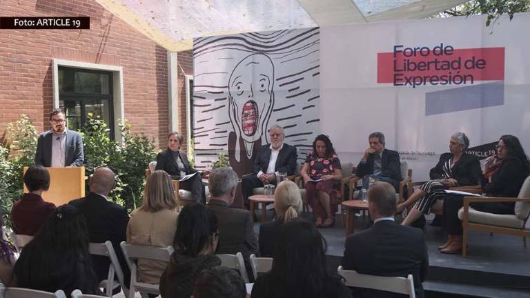 Los periodistas y funcionarios de gobierno.