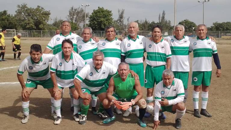 Brujildos saca el punto extra en su primer partido de la categoría de 65 años y más.