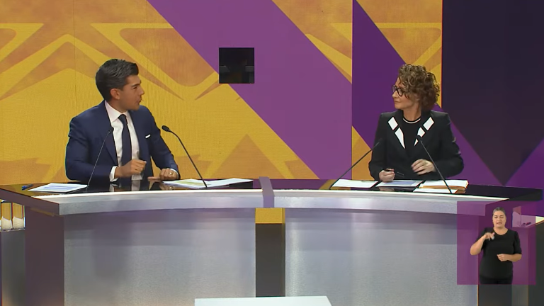 Los periodistas Manuel López San Martín y Denise Maerker fueron los moderadores del primer debate presidencial.