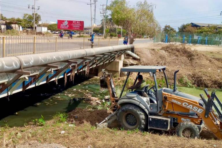 Continúa en Mazatlán limpieza de canales previo a temporada de lluvias
