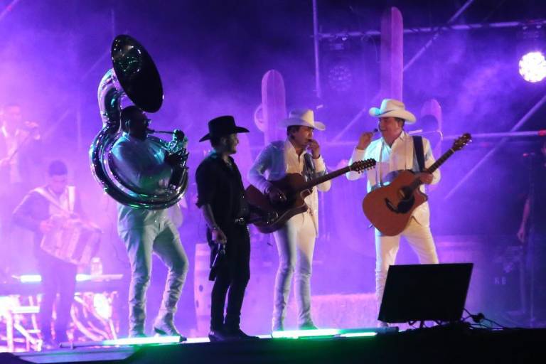 Christian Nodal canta por una buena causa en Mazatlán