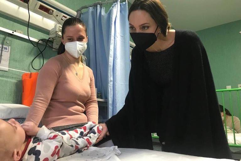 Visita Angelina Jolie a niños ucranianos afectados por la guerra