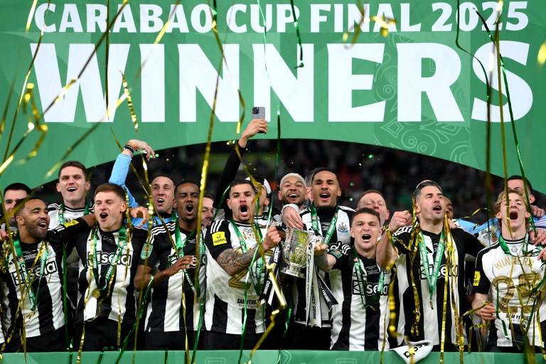 Newcastle rompe sequía de 56 años y gana la Carabao Cup ante un Liverpool en crisis