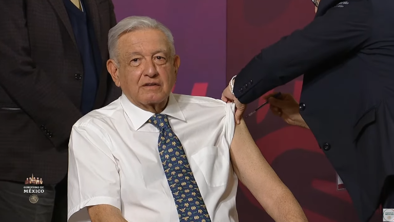 El Presidenete de México recibe las vacunas Abdala contra el Covid y contra la influenza.