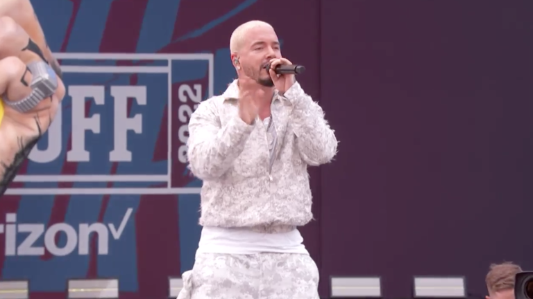 J Balvin se presenta en el Kickoff NFL 2022.
