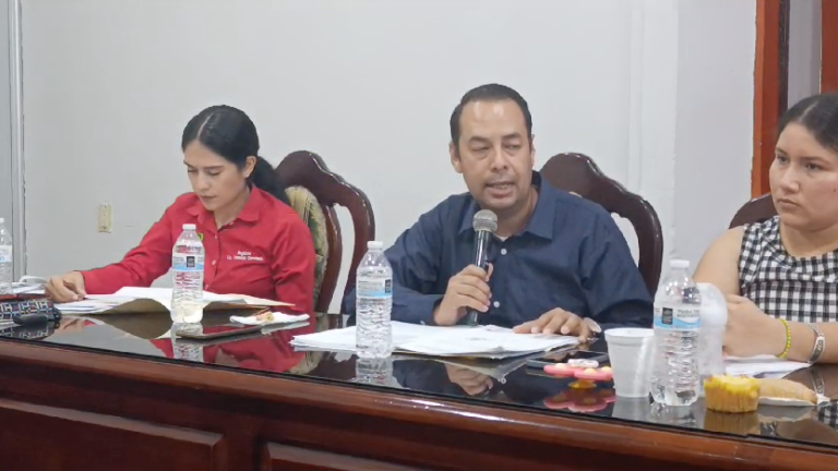 El regidor Gabriel Astorga Ceja reclama que en Cabildo no ha comparecido el director de Obras Públicas.