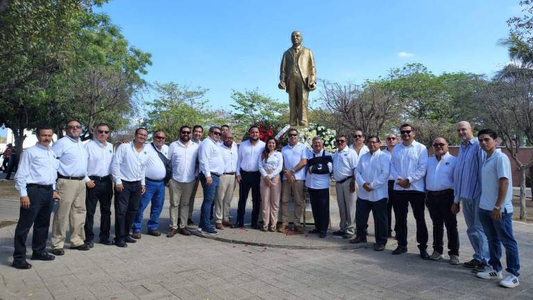 Integrantes del colegio montaron guardia en la estatua del Genaro Estrada Félix.