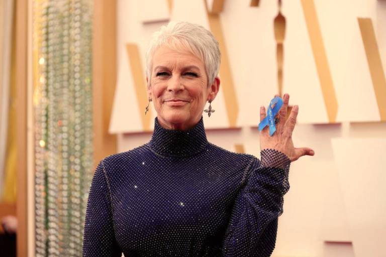 En los Premios Oscar, famosos portan listón azul en apoyo a refugiados de Ucrania