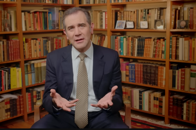 Lorenzo Córdova reaparece con videocolumna