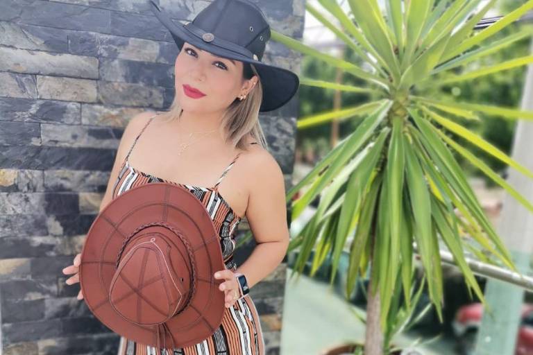 Sui Len Ferrer crea su propio ‘proyecto pandémico’ al personalizar sombreros para toda ocasión
