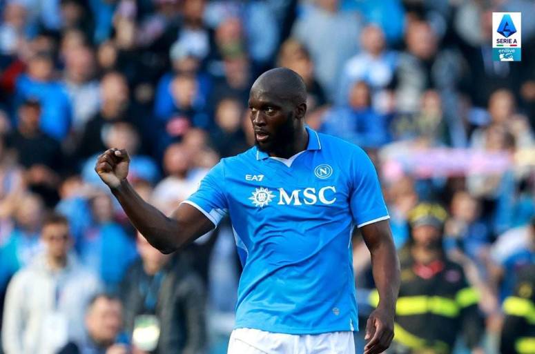 Napoli se reencuentra con la victoria y se acerca al Inter tras vencer a la Fiorentina