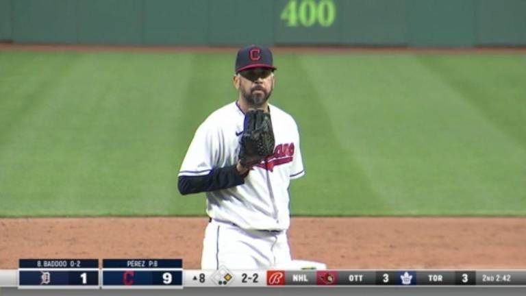 Óliver Pérez lanzó este sábado un tercio por los Indios de Cleveland.