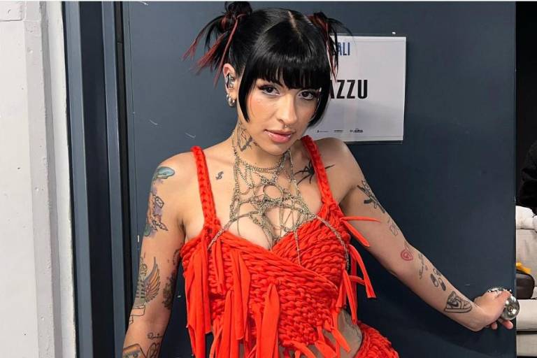 Sorprende Cazzu a sus fans interpretando ‘Como la flor’ de Selena