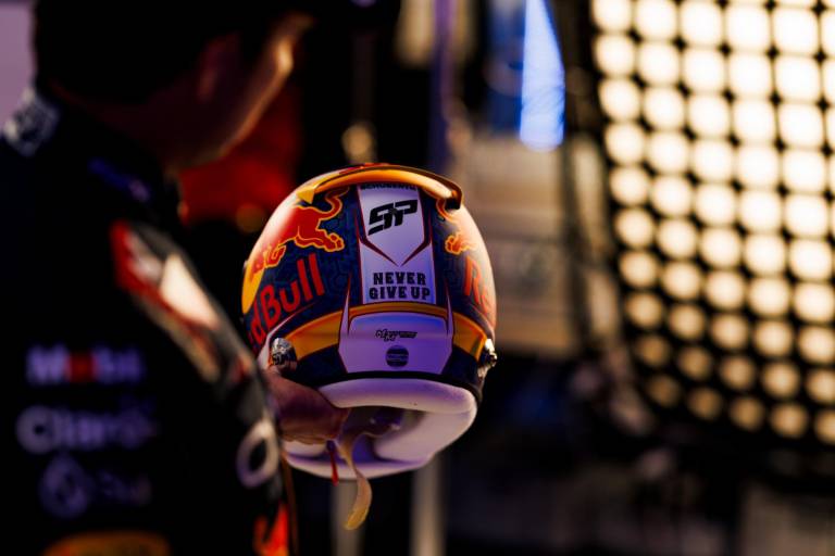 Checo Pérez revela el nuevo diseño de su casco