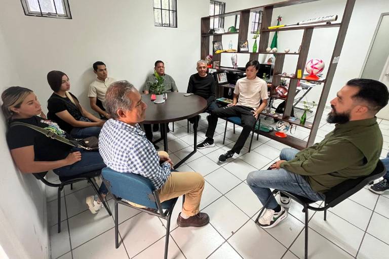 Recibe director del Imdec a ciclistas medallistas del Estatal de los Juegos Conade 2025