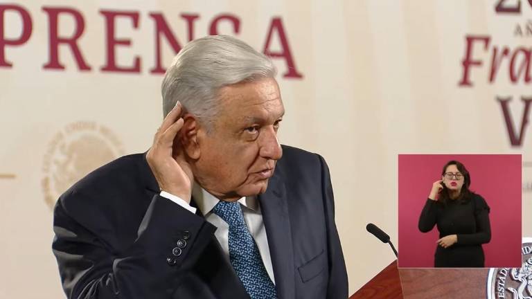 El Presidente Andrés Manuel López Obrador calla ante el asesinato de jóvenes en Lagos de Moreno y responde a periodistas con un chiste.