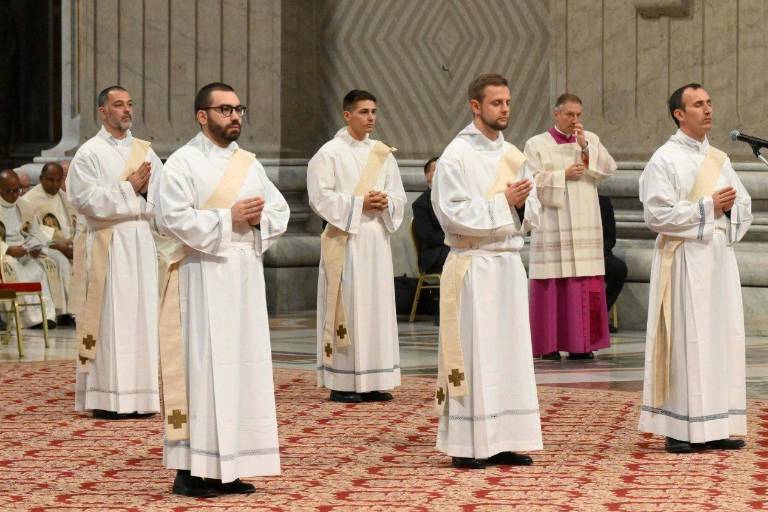 Pide León XIV a los nuevos sacerdotes reconstruir la credibilidad de una Iglesia herida