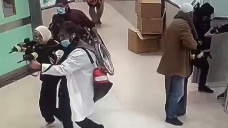 El vocero del hospital Ibn Sina informó que los israelíes atacaron a médicos, enfermeras y personal de seguridad del hospital durante la redada.
