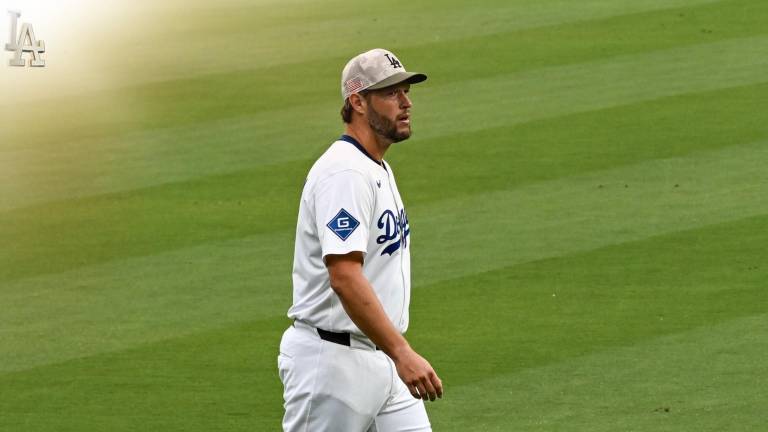 Clayton Kershaw lanza por primera vez en la campaña.