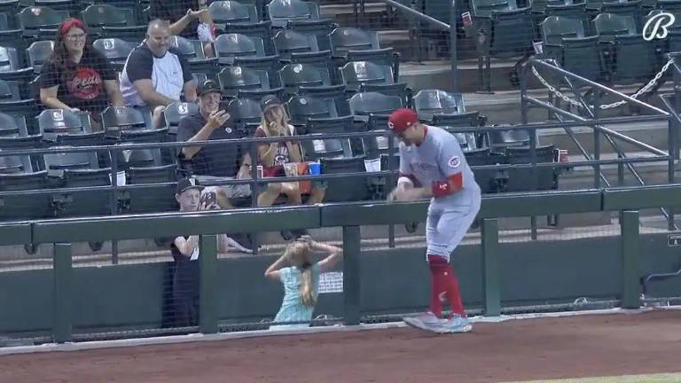 Joey Votto realizó un baile para TikTok junto a una pequeña aficionada.