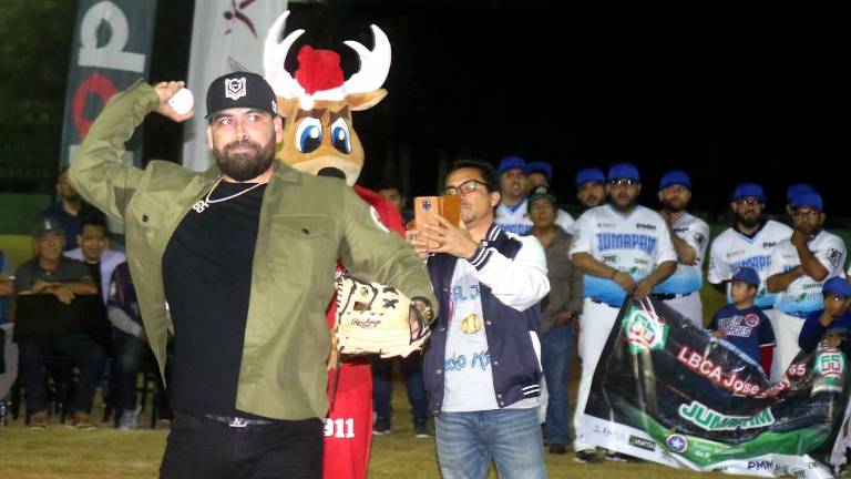 José Urquidy realizó el primer lanzamiento en la ceremonia inaugural de la Liga de Beisbol Clase Abierta.