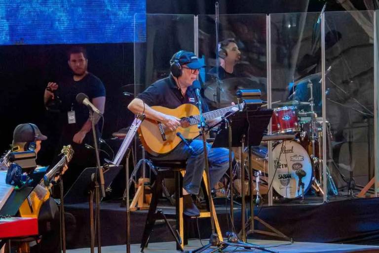 Con su inseparable guitarra, Silvio puso a cantar a un público que abarrotó los 88 escalones de la monumental entrada de la Colina Universitaria de La Habana.