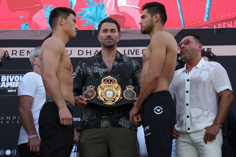 ‘Zurdo’ Ramírez y Bivol libran la báscula y están listos para su combate