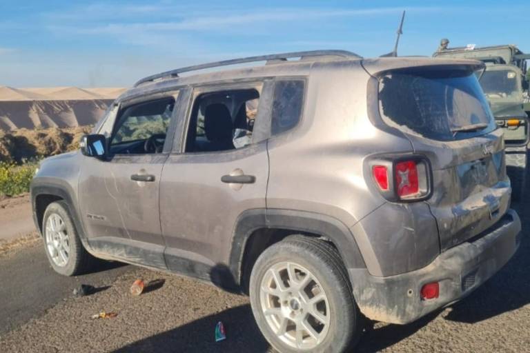 Tras agresión a militares, aseguran un vehículo y dos cargadores en Villa Juárez