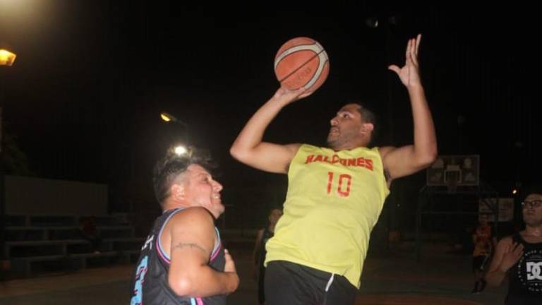 Halcones derrota a Cremería del Bajío.