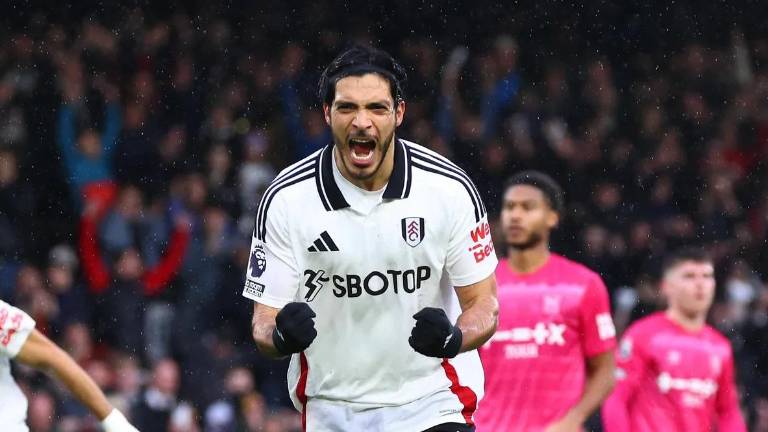 Raúl Jiménez marca dos goles ante el Ipswich Town.