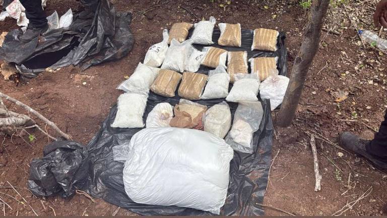 Elementos de la PEP y la Guardia Nacional localizaron tinacos enterrados con armas, municiones y presunta droga en Navolato.