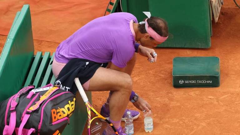 Rafa Nadal es muy cuidadoso con el acomodo de las botellas de agua.