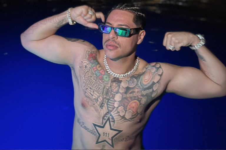 Suma Eduin Caz otro un tatuaje especial a su cuerpo