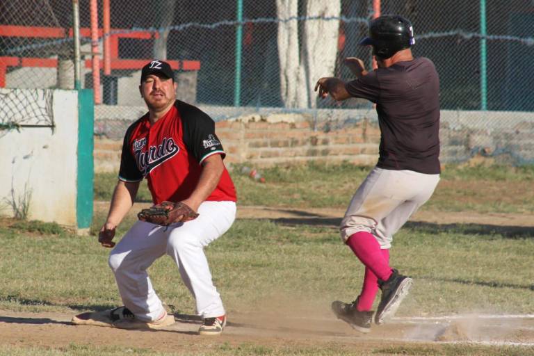 Amigos del Maca pega primero en el Beisbol Meseros al bat