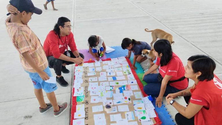 Profesionales de la salud mental trabajan con niños y niñas para ayudarles a superar el trauma causado por el huracán Otis y procurar su salud emocional.