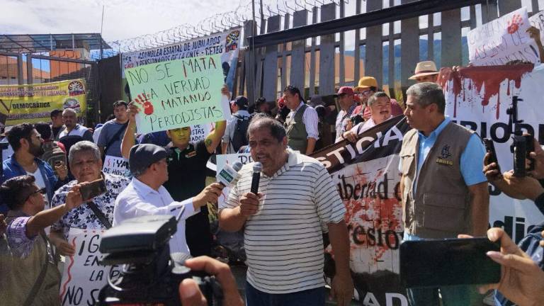 Periodistas de Guerrero exigieron a la FGE investigar el origen de la agresión.
