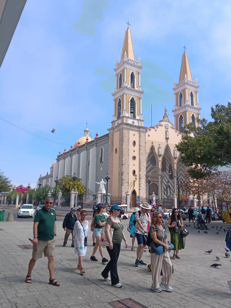 $!Llega crucero turístico con 5 mil 463 personas en total este martes a Mazatlán
