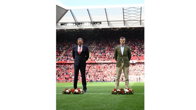 Phil Thompson y Jon Uriarte colocan dos ofrendas florales.