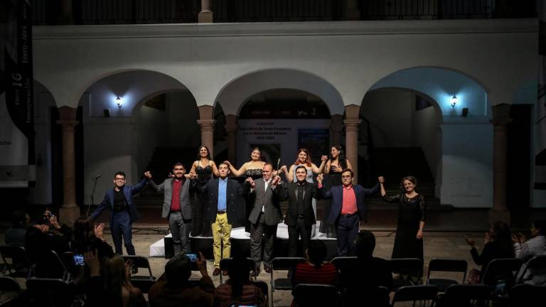 El Taller de Óper de Sinaloa con su director José Manuel Chú y los pianistas Salomón Gil y Zlatina Valkova.