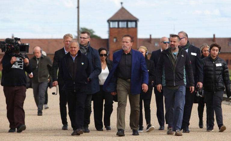 Visita Arnold Schwarzenegger Auschwitz, y comparte un mensaje contra el odio
